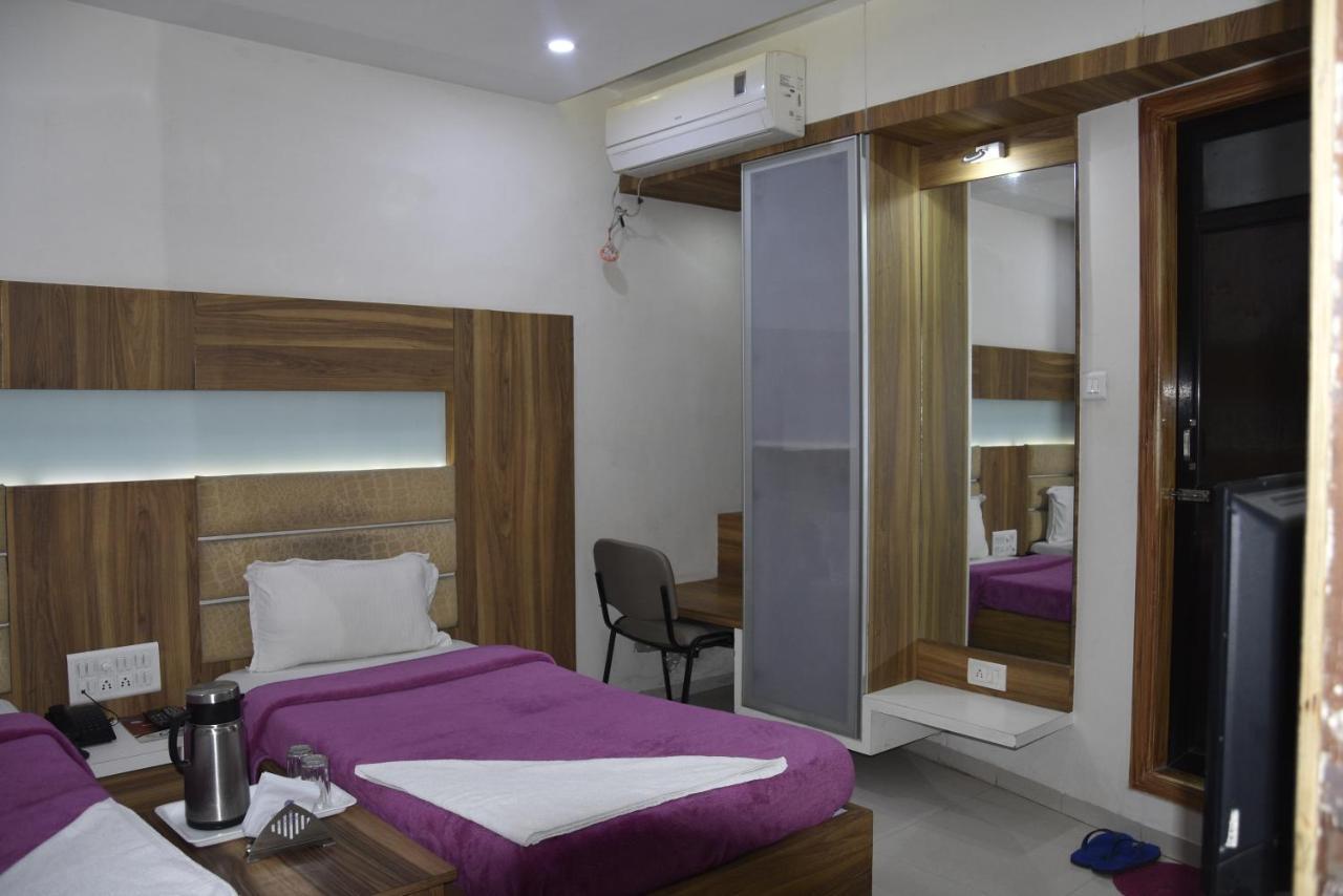 Midtown Hotel Ahmedabad Exterior photo